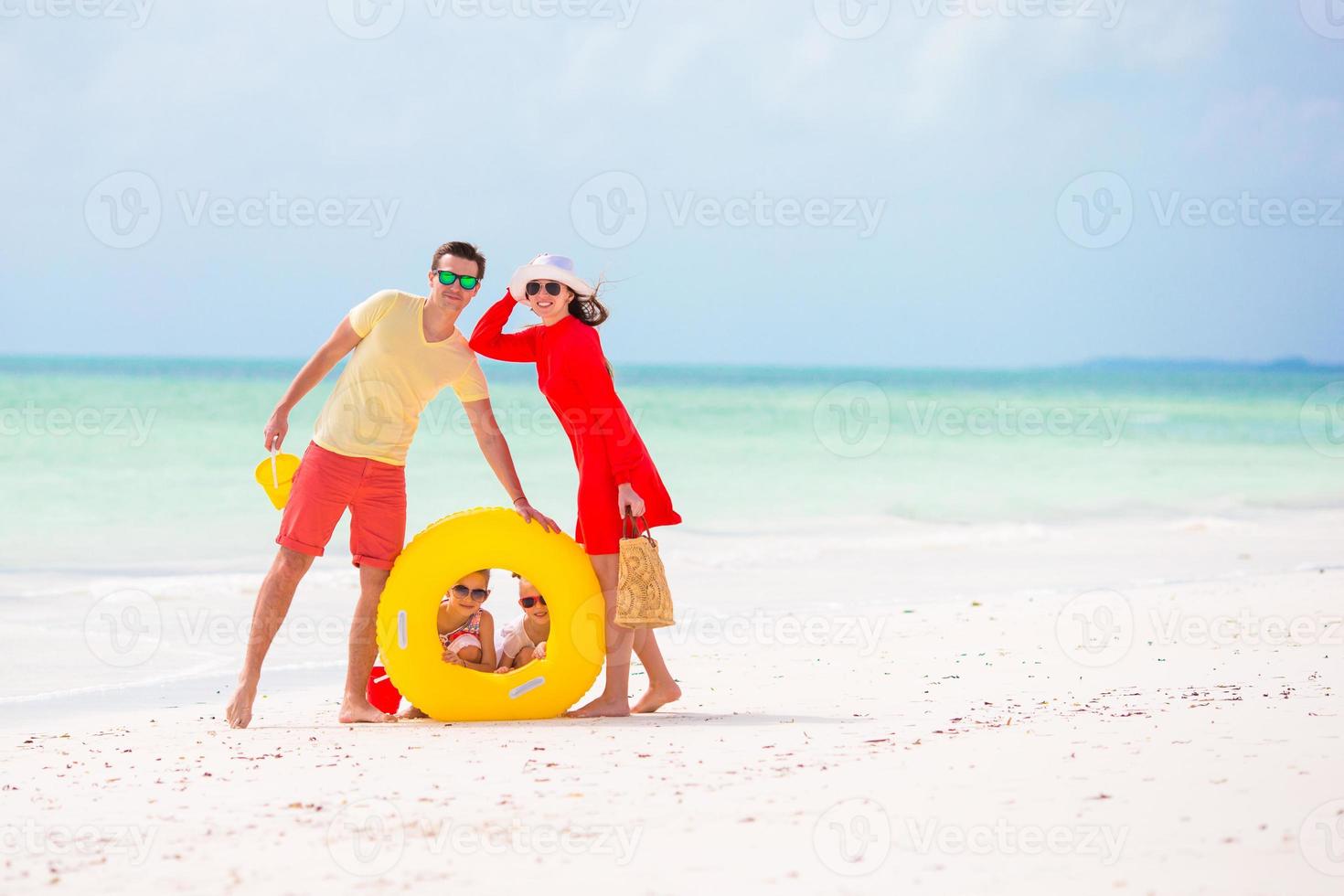 familia joven de vacaciones foto