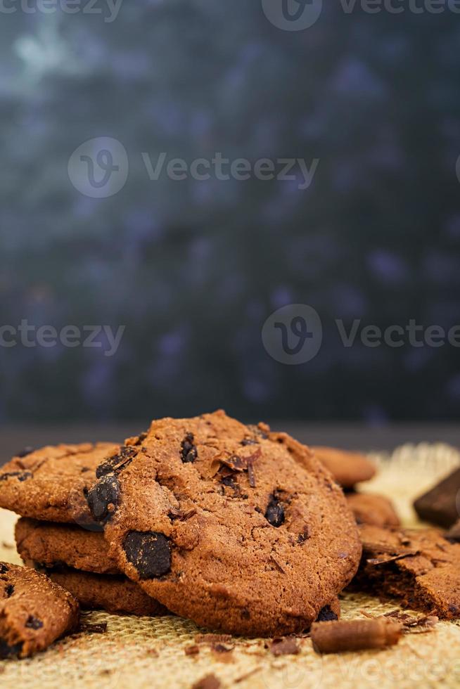 galletas con chocolate sobre fondo de madera oscura foto