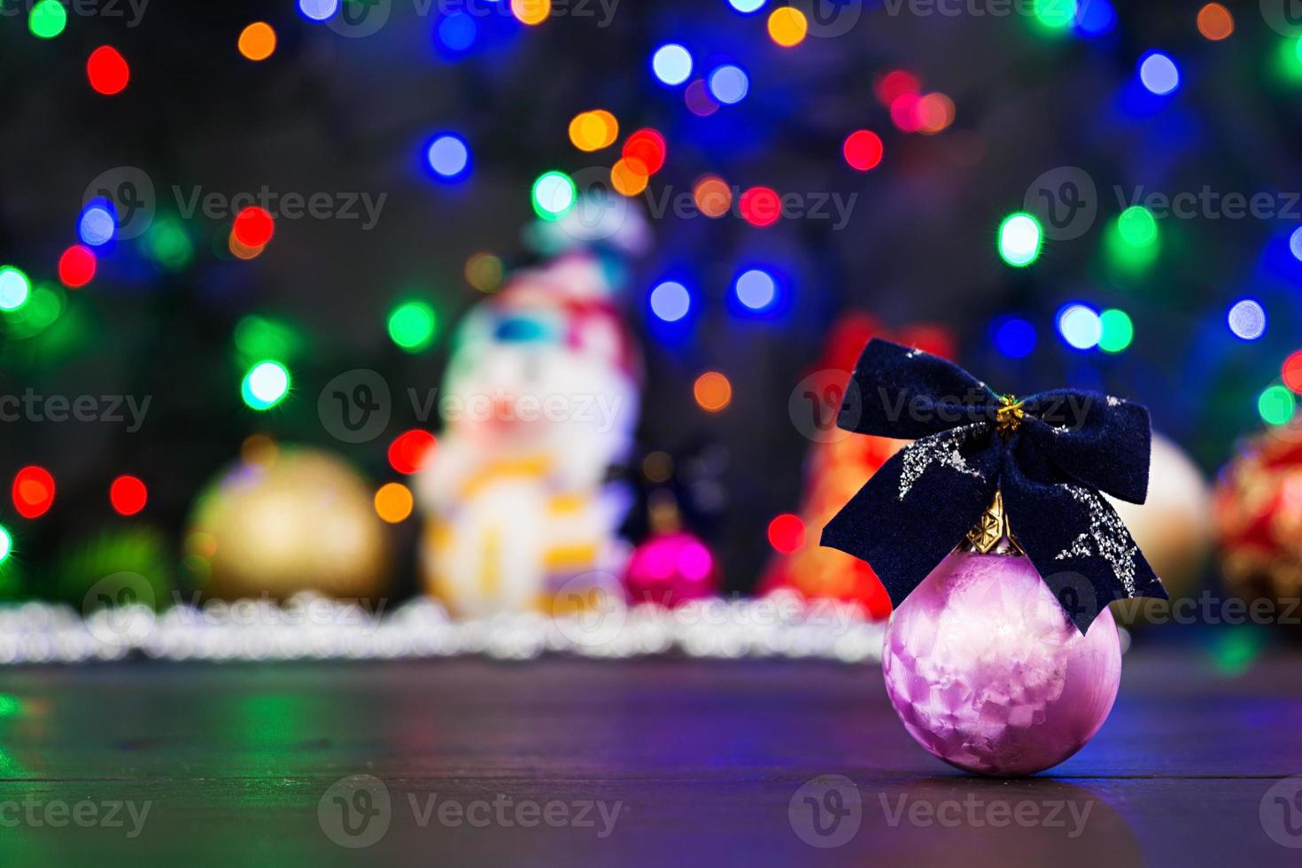 fondo de navidad con bolas y guirnaldas foto