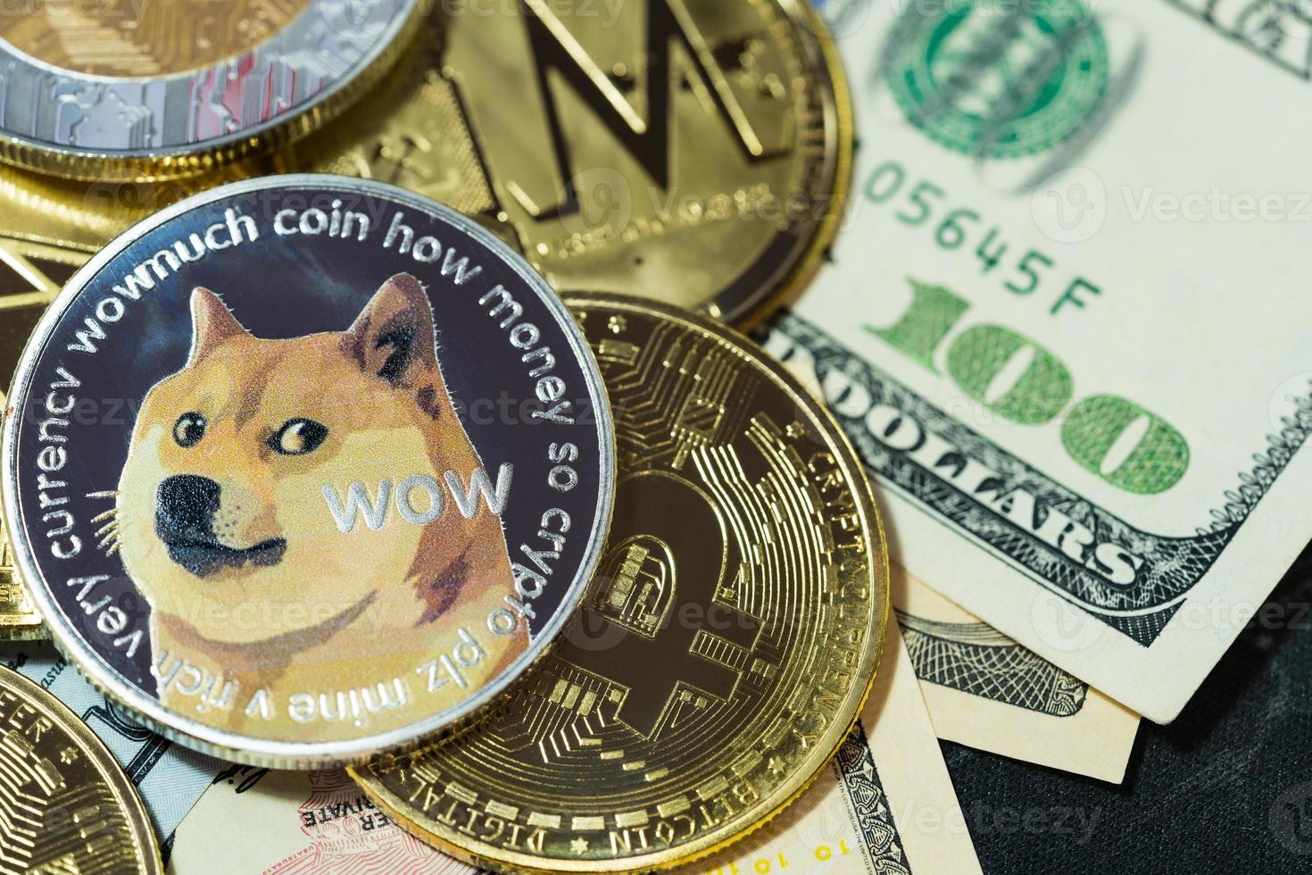 dogecoin doge, bitcoin, ethereum eth, moneda xrp, incluida con la moneda de criptomoneda en la pila 100 cien nuevos dólares estadounidenses tecnología de cadena de bloques virtual estadounidense el futuro es un concepto de cierre de fondo foto