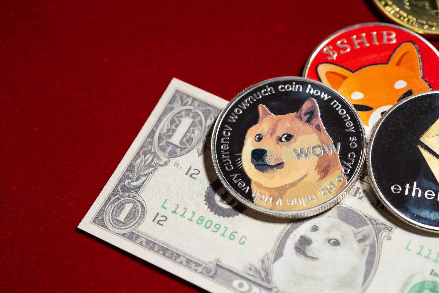 dogecoin doge, bitcoin, ethereum eth, moneda shiba, incluida con moneda criptográfica en la pila 100 cien nuevos dólares estadounidenses tecnología de cadena de bloques virtual estadounidense el futuro es dinero concepto de cierre foto