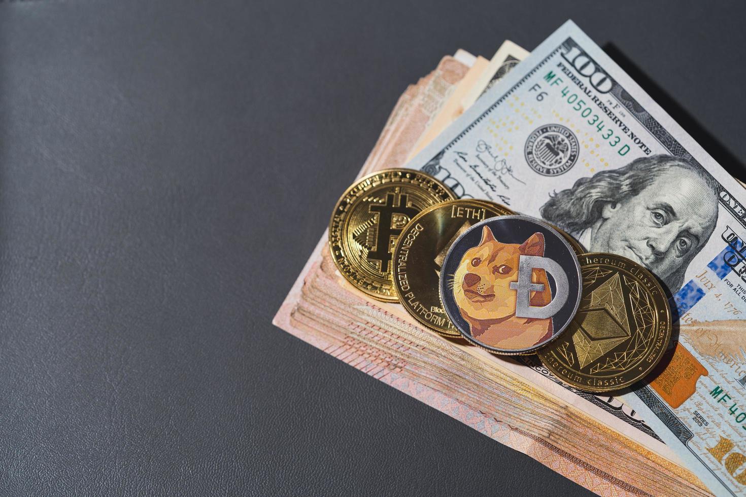 dogecoin doge, bitcoin, ethereum, etc. incluidos con moneda criptográfica en la pila cien dólares estadounidenses la tecnología de cadena de bloques virtual estadounidense es un fondo y espacio libre para colocar algo de texto foto