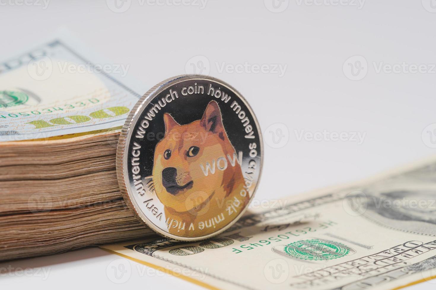 dogecoin doge incluido con moneda de criptomoneda en la pila de dinero de cien dólares estadounidenses tecnología de cadena de bloques dinero futuro primer plano y fondo macro foto