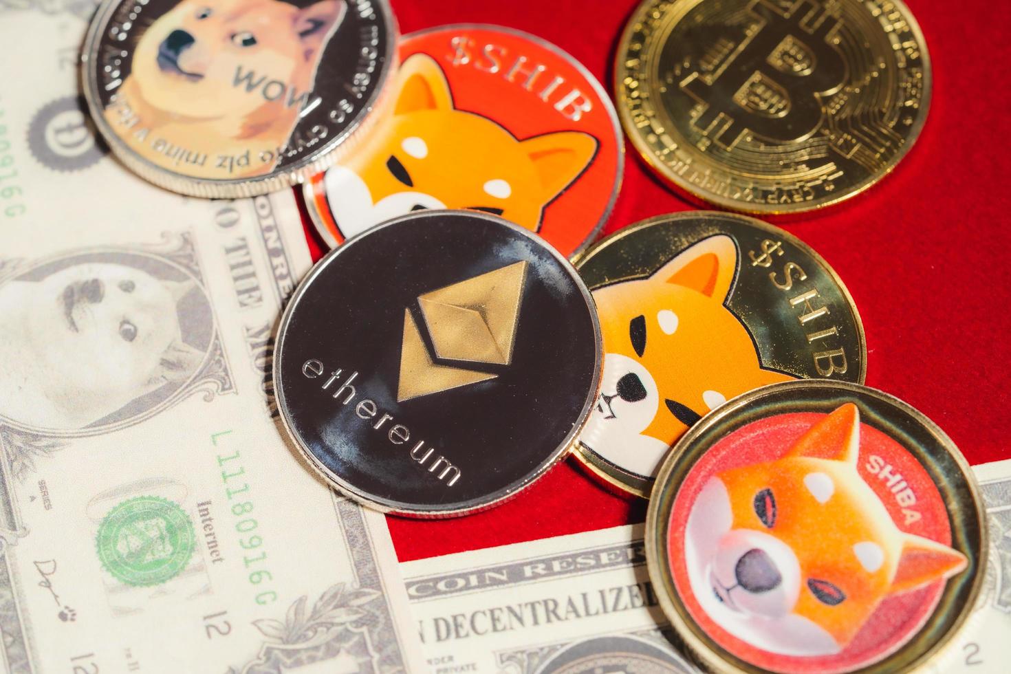 dogecoin doge, bitcoin, ethereum eth, moneda shiba, incluida con moneda criptográfica en la pila 100 cien nuevos dólares estadounidenses tecnología de cadena de bloques virtual estadounidense el futuro es dinero concepto de cierre foto