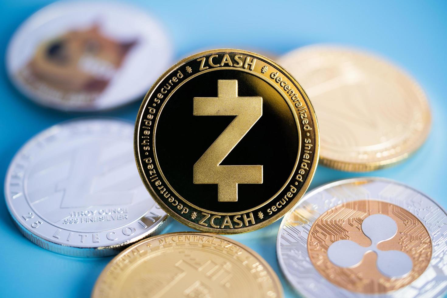 zcash tron, ripple coin xrp, dogecoin doge, litecoin ltc bitcoin btc, binance coin, grupo incluido con el símbolo de moneda criptográfica tecnología de cadena de bloques virtual la banca electrónica es dinero de cerca y macro foto