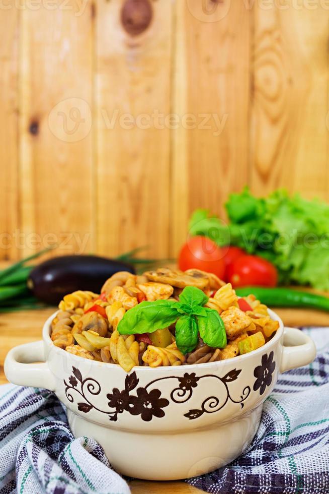 pasta con salsa de verduras sobre fondo de madera foto