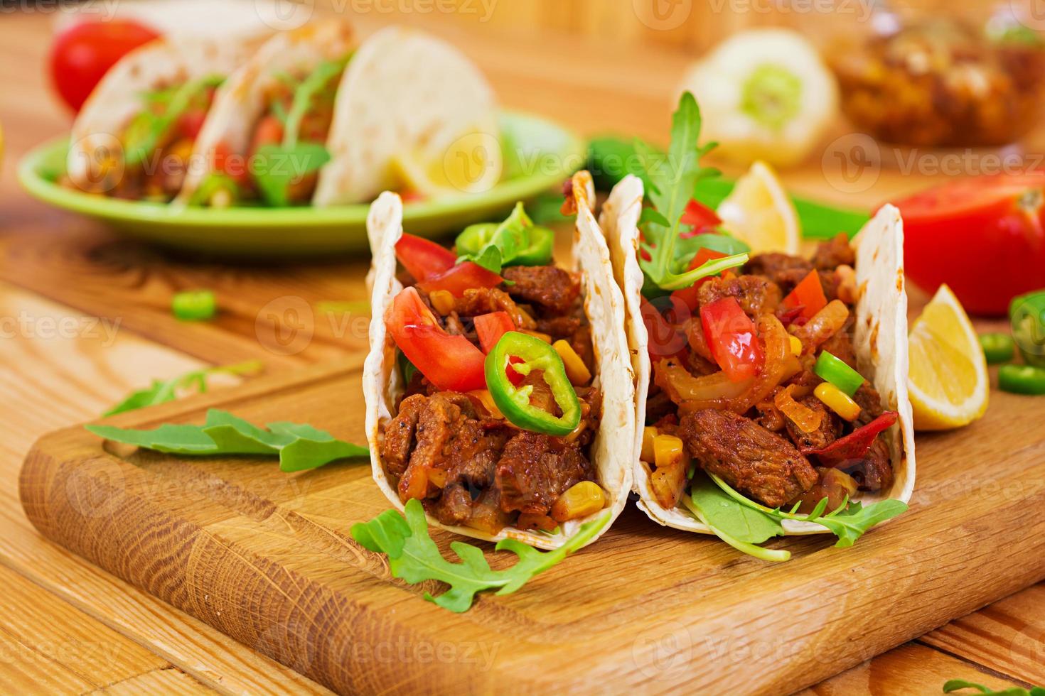 tacos mexicanos con carne de res en salsa de tomate foto