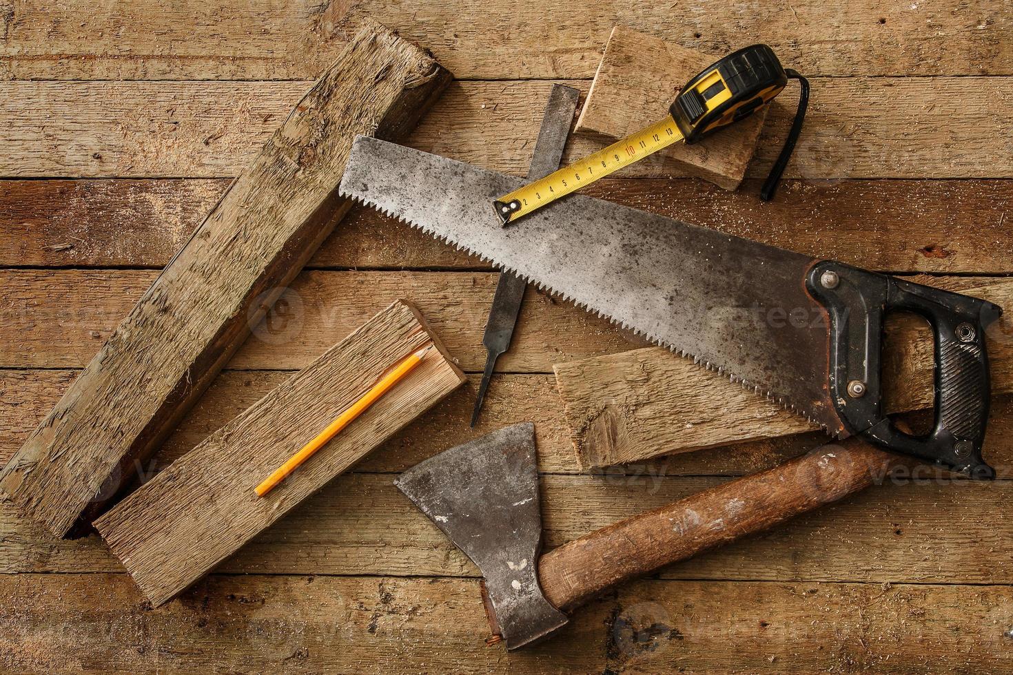 herramientas de carpintería en superficie de madera foto