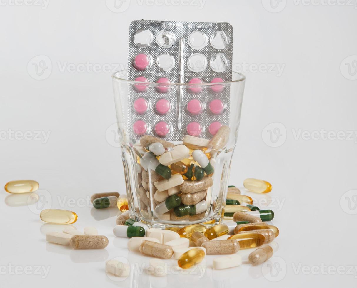 vidrio y diferentes pastillas foto