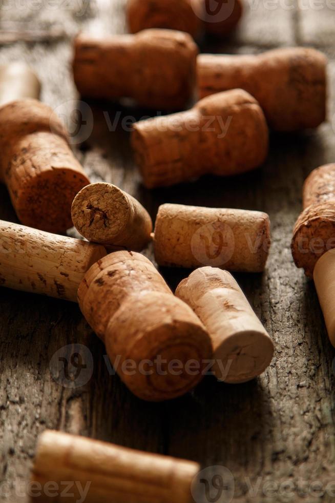 corchos de vino sobre fondo de madera foto