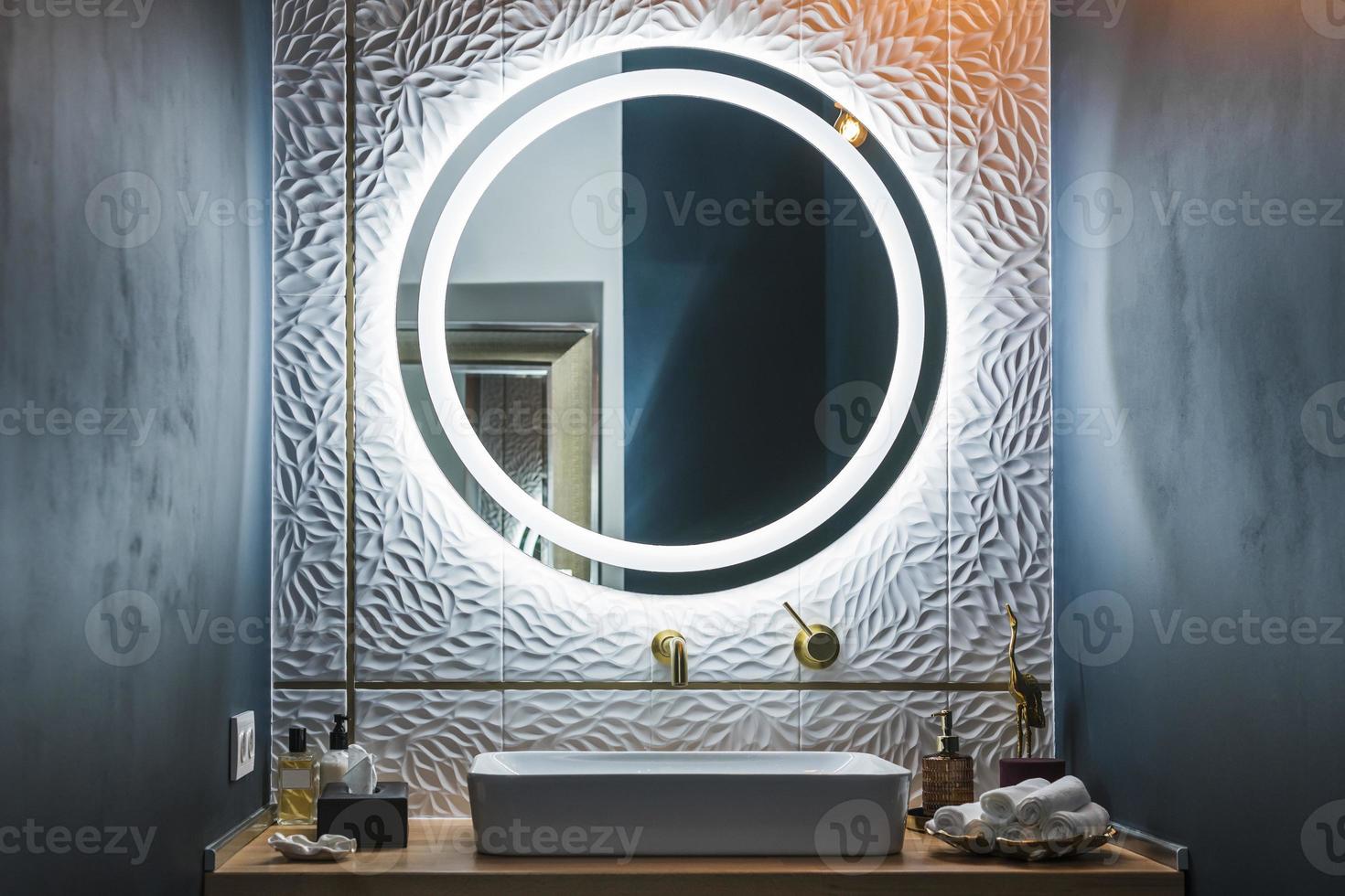 cuarto de baño moderno con lavabo blanco, grifo dorado foto