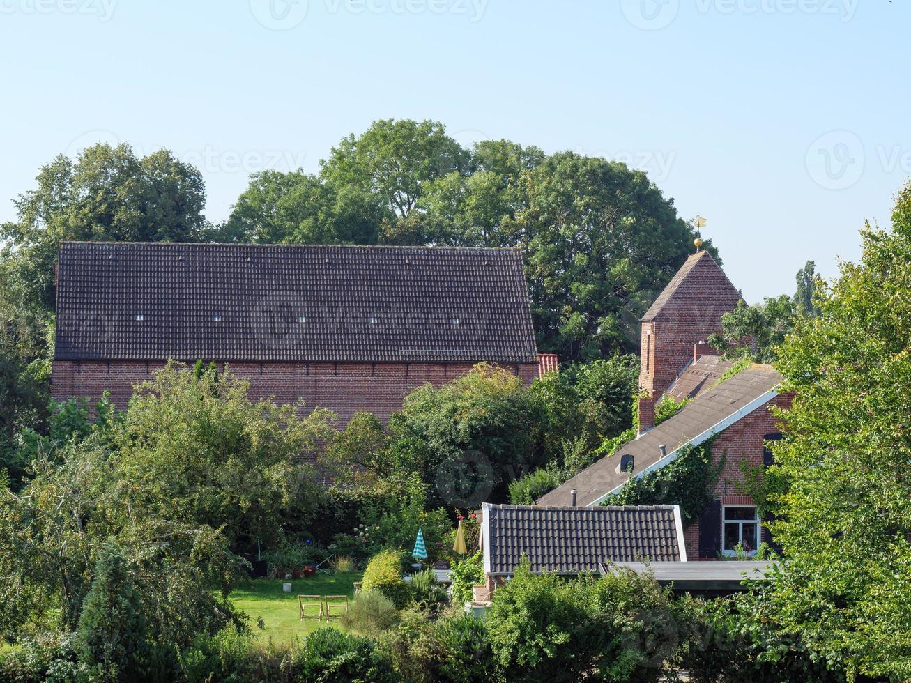 el pueblo de ditzum en el río ems foto