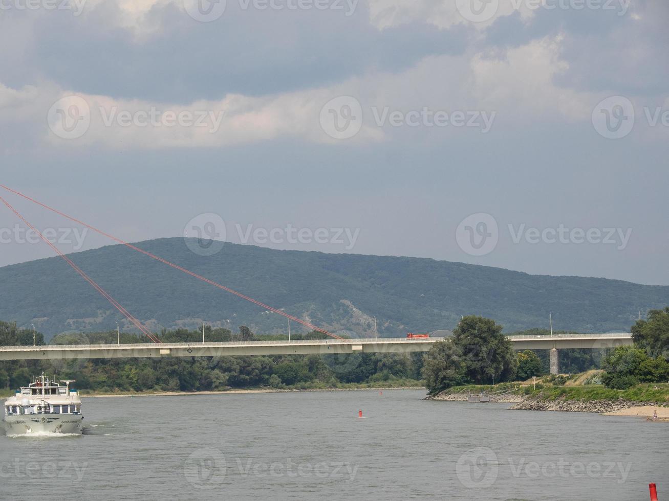 bratislava en el río danubio foto