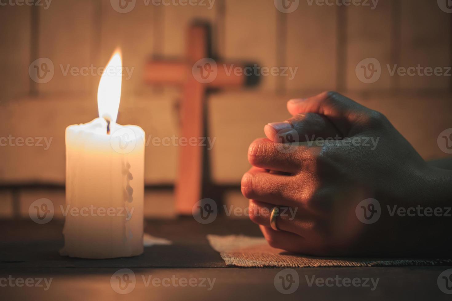 manos orando. eucaristía terapia bendiga dios ayudando a arrepentirse pascua católica prestado mente orar. fondo del concepto de religión cristiana. foto
