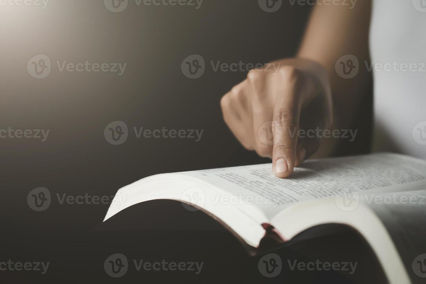 mujer leyendo y estudiando la biblia, santa biblia por fe, espiritualidad. foto