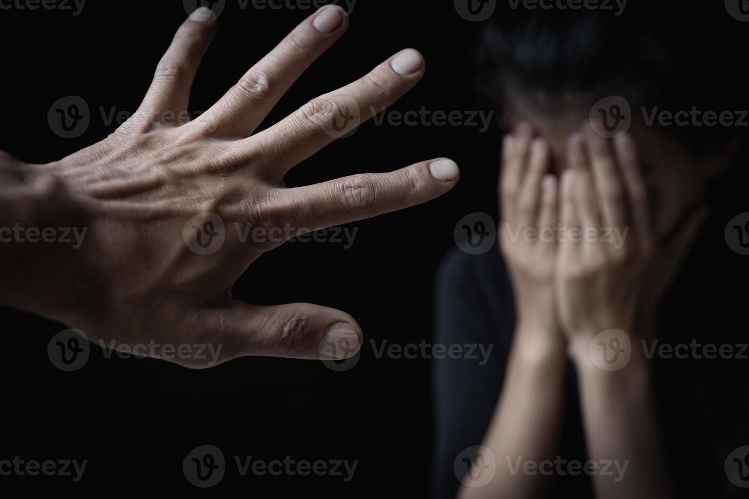 las manos de los hombres lastimarán a las mujeres. las mujeres inclinan la cabeza y se cubren las manos. concepto de acoso sexual, trata de personas, violación familiar. acoso a los indefensos. día Internacional de la Mujer. foto