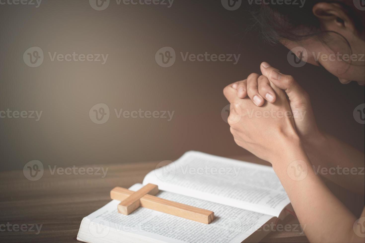 manos dobladas en concepto de oración por la fe, joven religiosa rezando a dios por la mañana, espiritualidad y religión, conceptos religiosos. foto