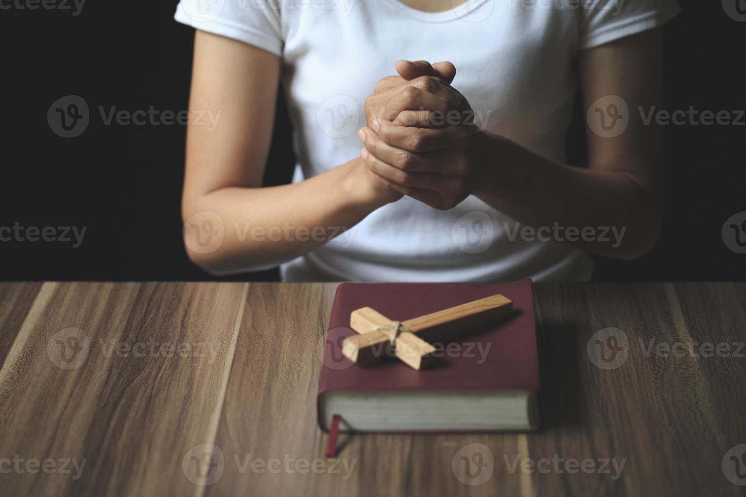 manos de mujer rezando a dios con la biblia. mujer reza por la bendición de dios. creencias religiosas vida cristiana crisis oracion a dios. foto