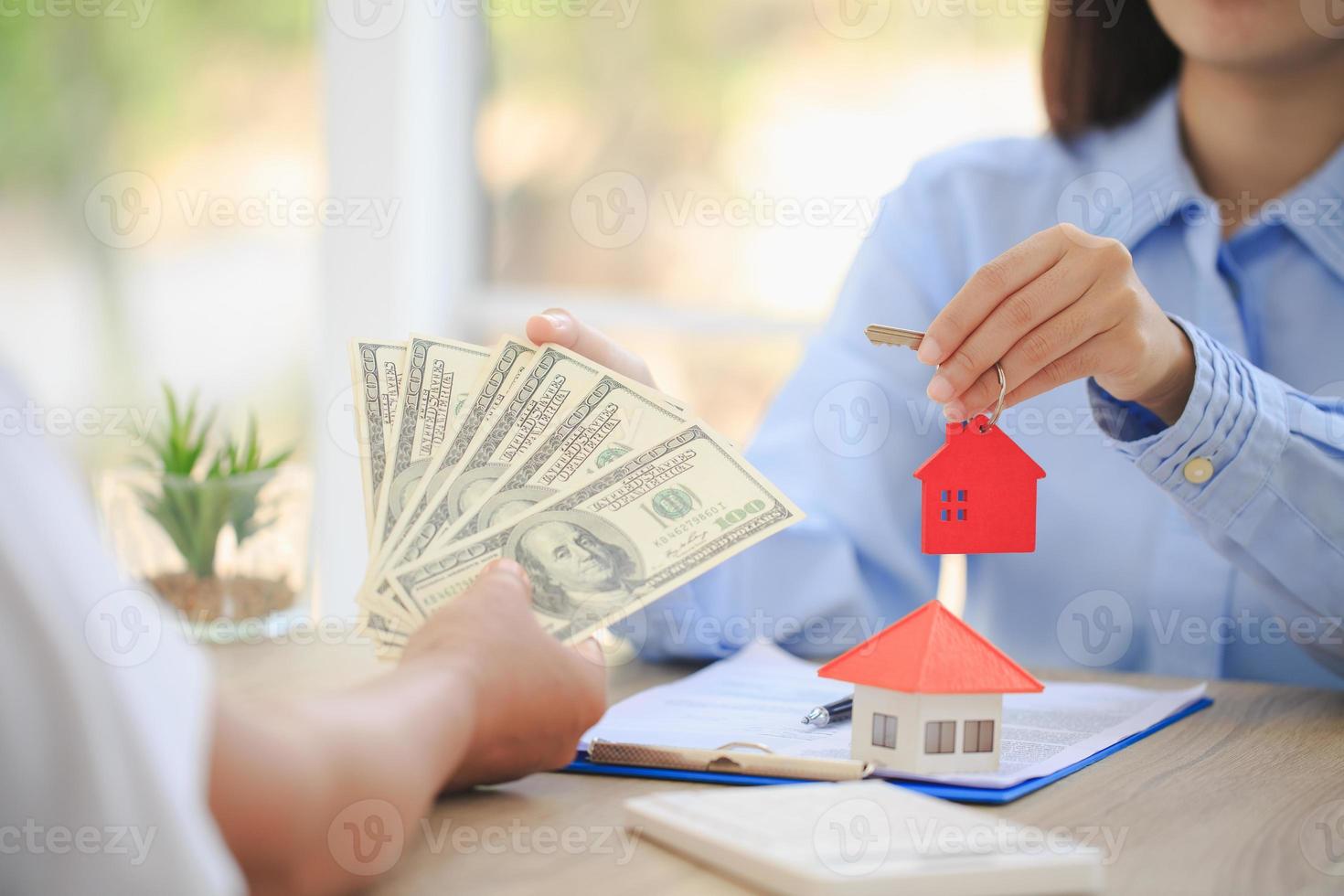 un agente de bienes raíces con una llave. seguro de propiedad, elegir una casa en el futuro. banca e hipotecas de viviendas. foto