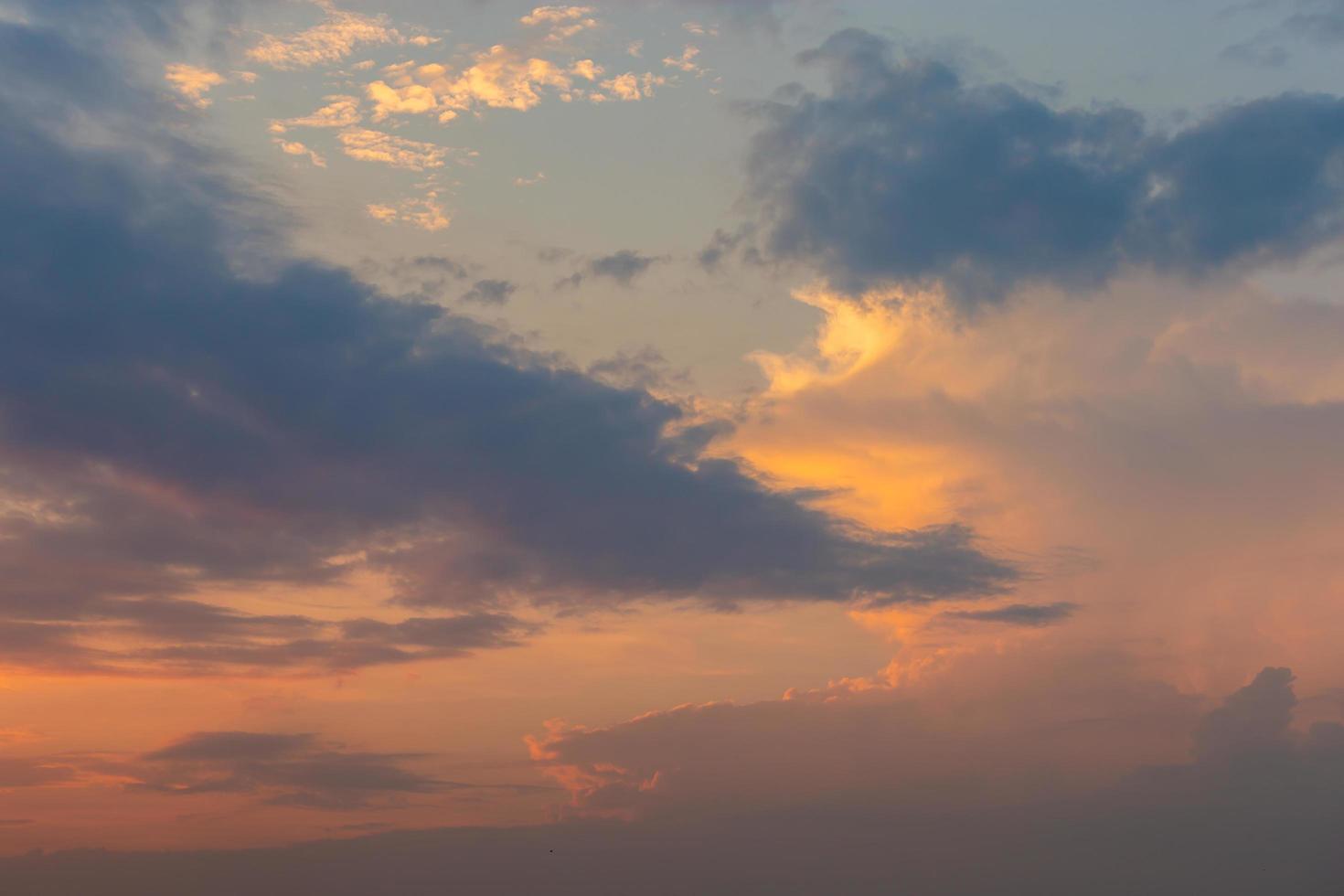 hermoso amanecer puesta de sol cielo para el fondo foto