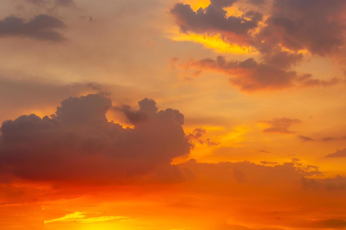 hermoso amanecer puesta de sol cielo para el fondo foto