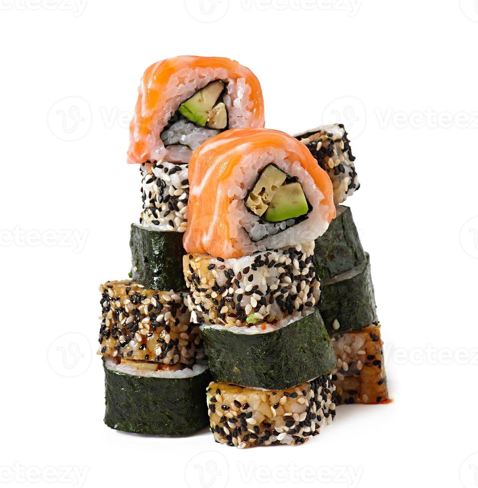 maki sushi aislado en blanco foto