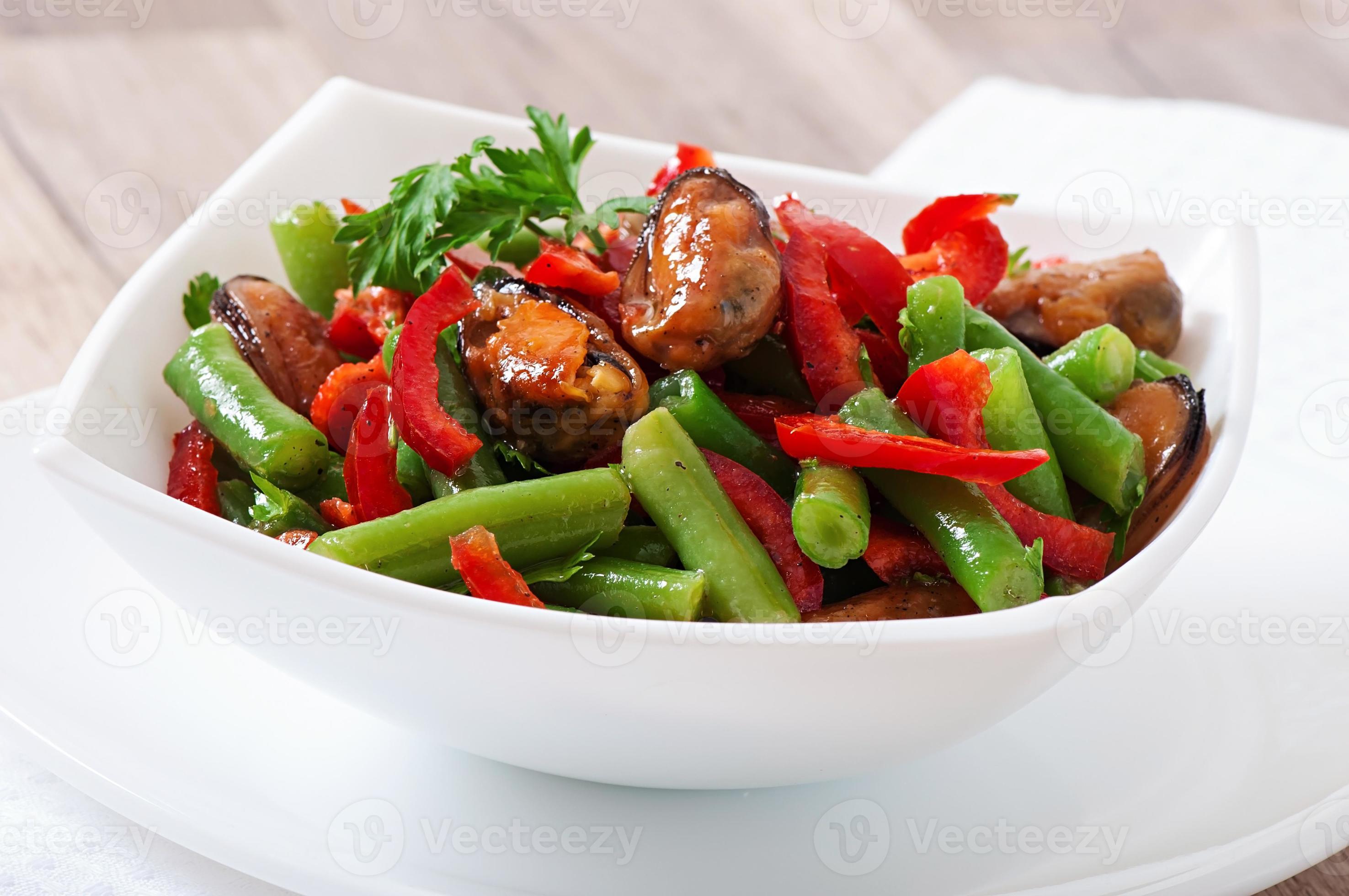 Salad with mussels, green beans and paprika 7303536 Stock Photo at Vecteezy