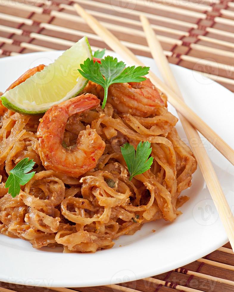 fideos salteados con gambas y verduras foto