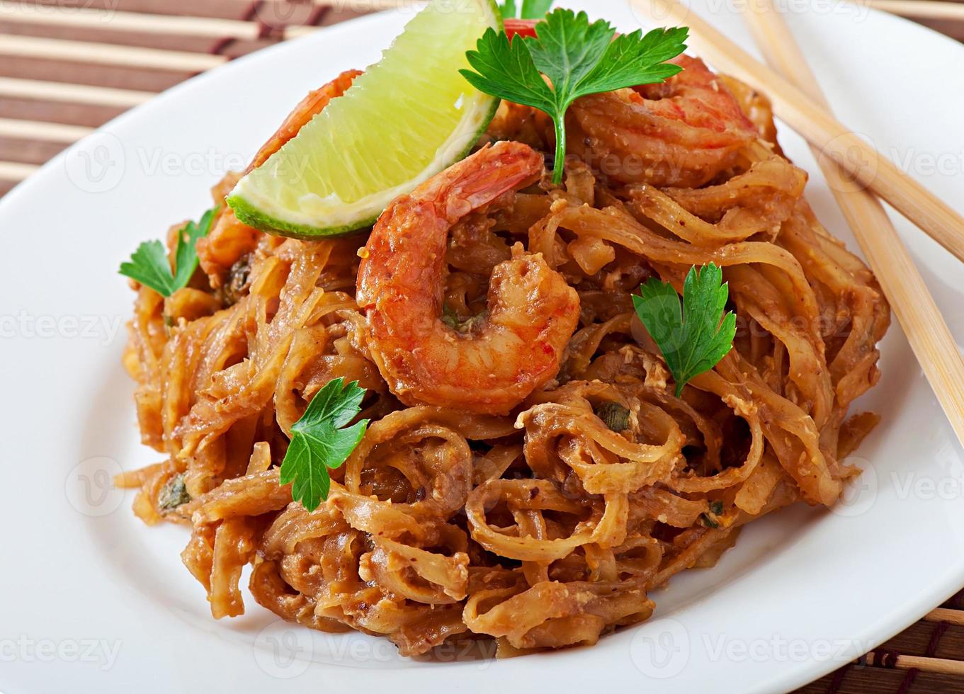 fideos salteados con gambas y verduras foto