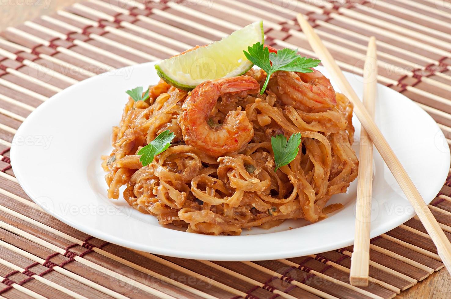 Stir-Fried noodles with prawns und vegetables photo