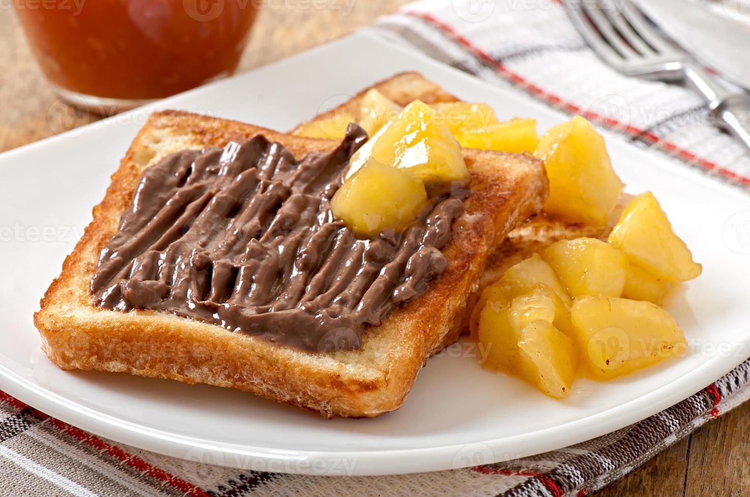 torrijas con manzanas caramelizadas y crema de chocolate para desayunar foto