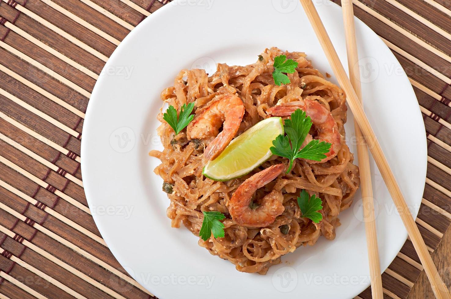 fideos salteados con gambas y verduras foto