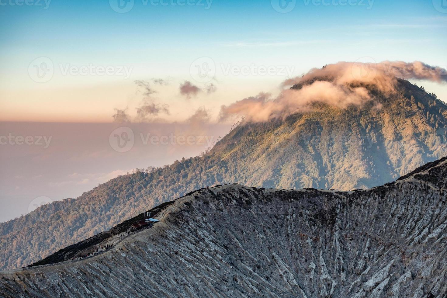 nube en montaña con cráter texturizado en kawah ijen foto
