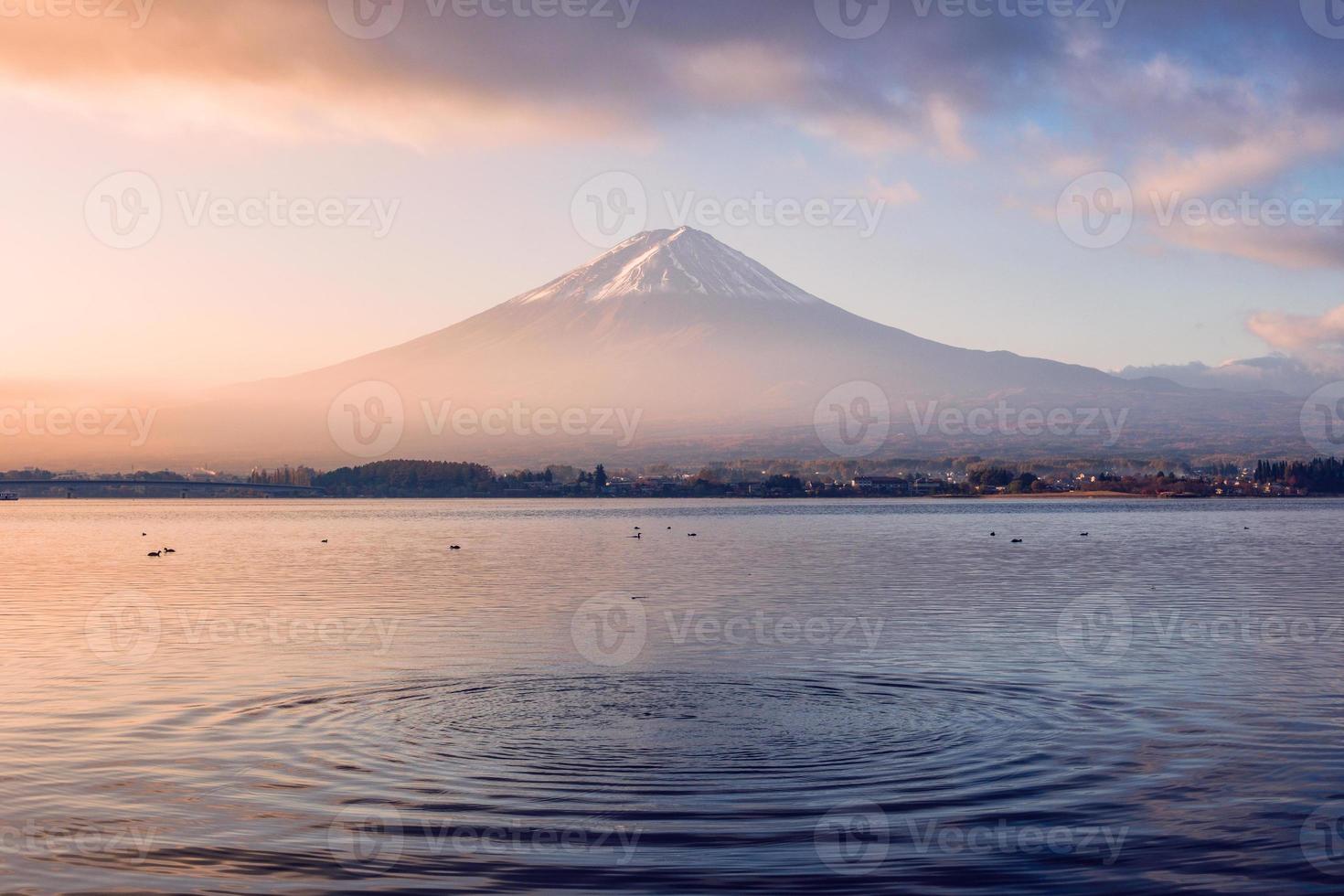 volcán monte fuji colorido amanecer con ondas foto