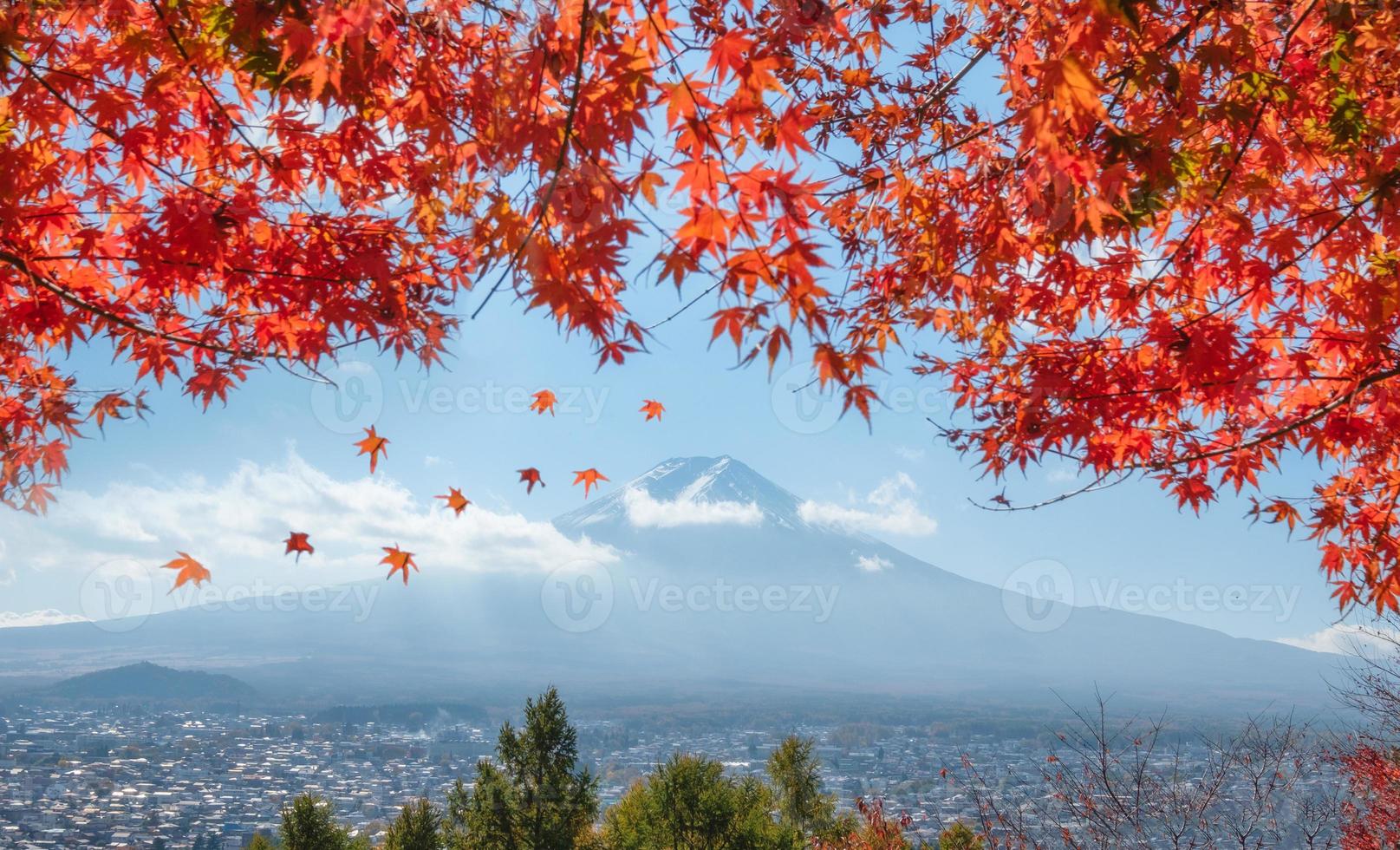 vista del monte fuji sobre la ciudad con cubierta de arce rojo foto