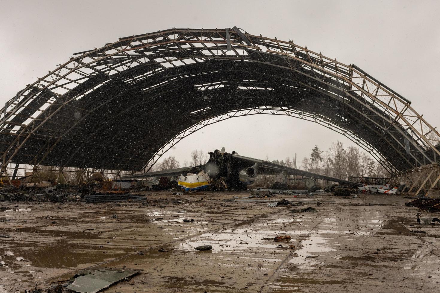 guerra destruida en el aeropuerto de ucrania por tropas rusas foto