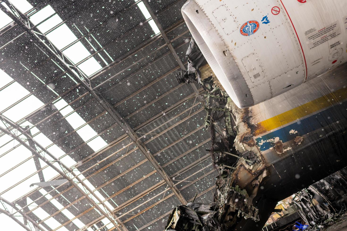 guerra destruida en el aeropuerto de ucrania por tropas rusas foto