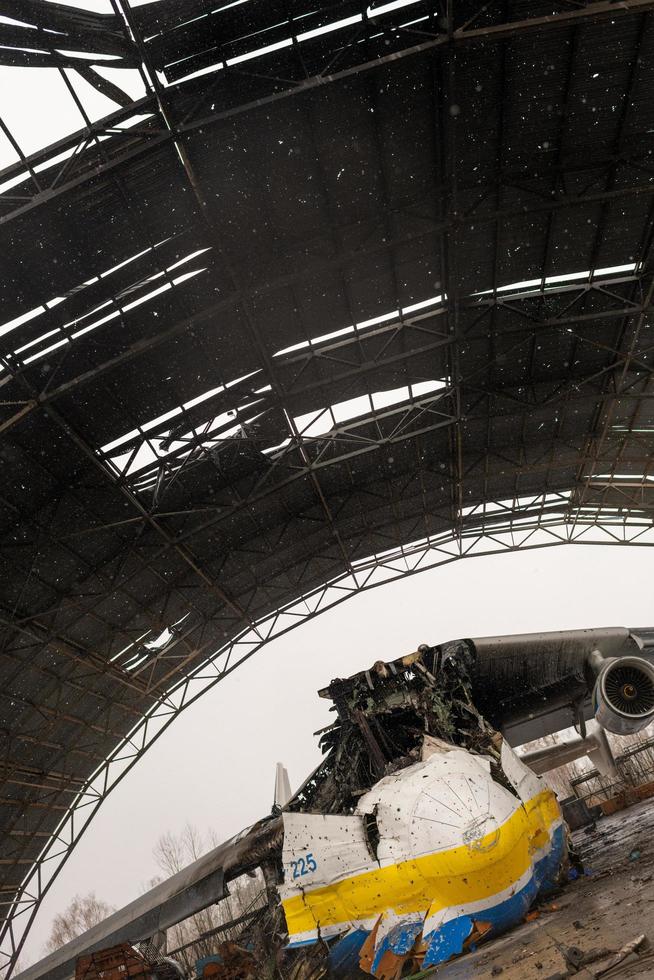 guerra destruida en el aeropuerto de ucrania por tropas rusas foto