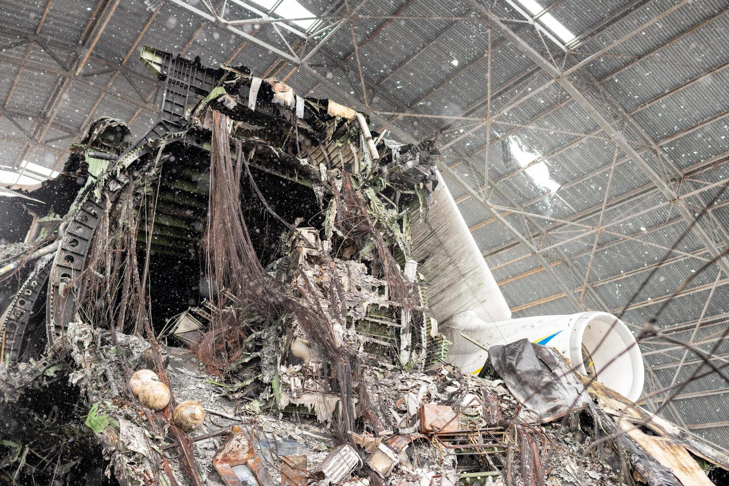 guerra destruida en el aeropuerto de ucrania por tropas rusas foto