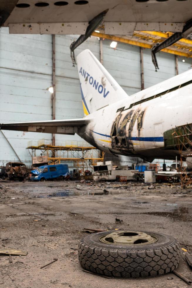 guerra destruida en el aeropuerto de ucrania por tropas rusas foto