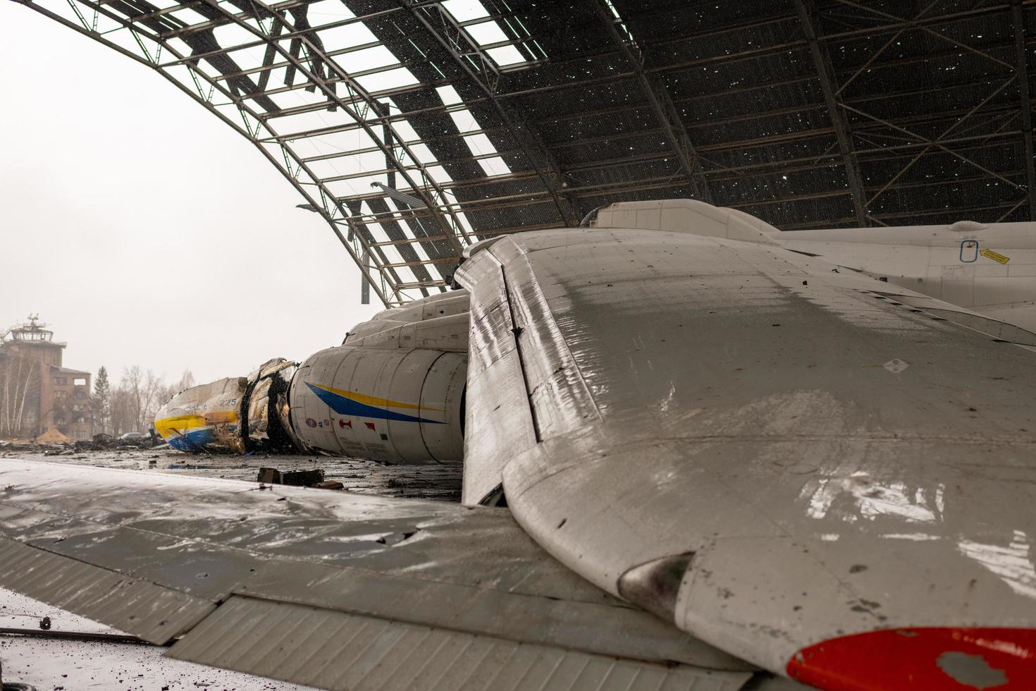 guerra destruida en el aeropuerto de ucrania por tropas rusas foto