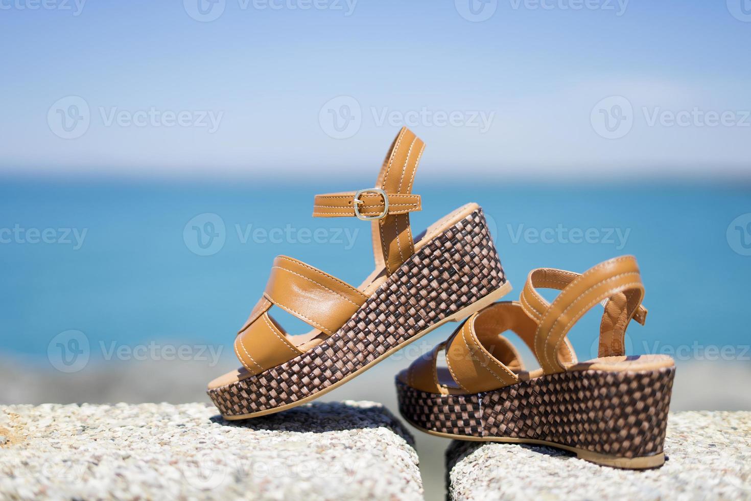 sandalias de mujer para un estilo de verano. zapatos para el verano foto