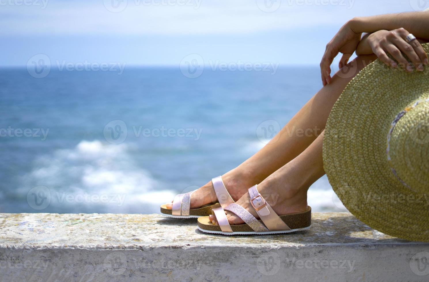 piernas de niña en sandalias en vacaciones de verano foto