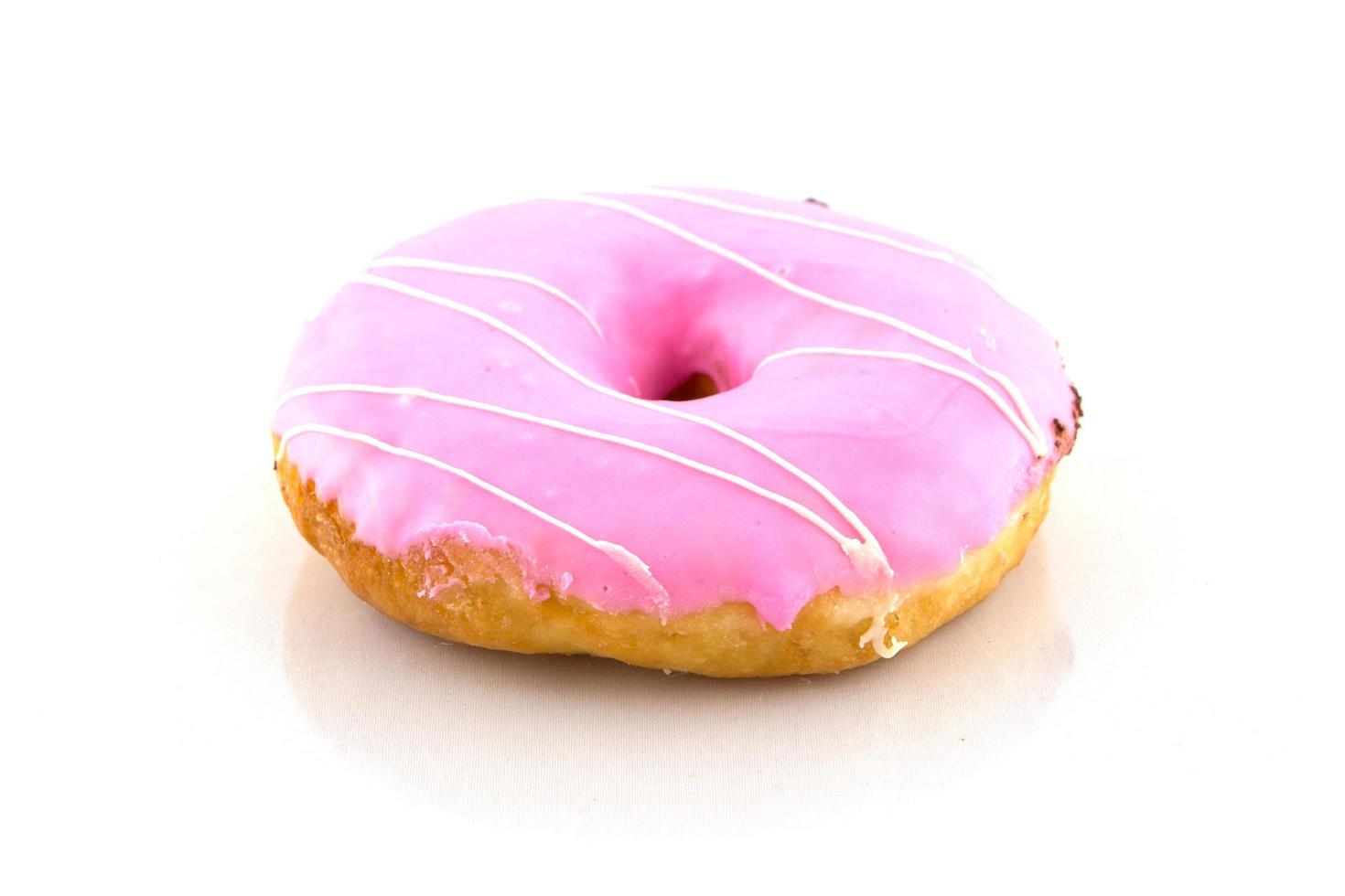 primer plano de donut de crema aislado en blanco foto