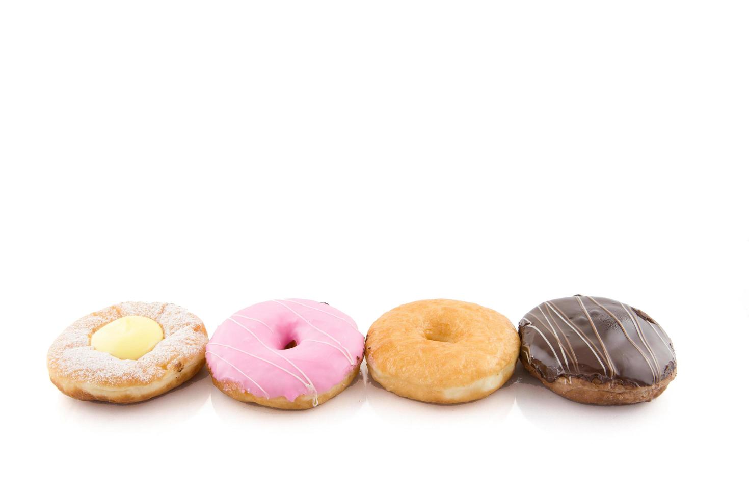 Donut de crema de chocolate y fresa, primer plano aislado en blanco foto