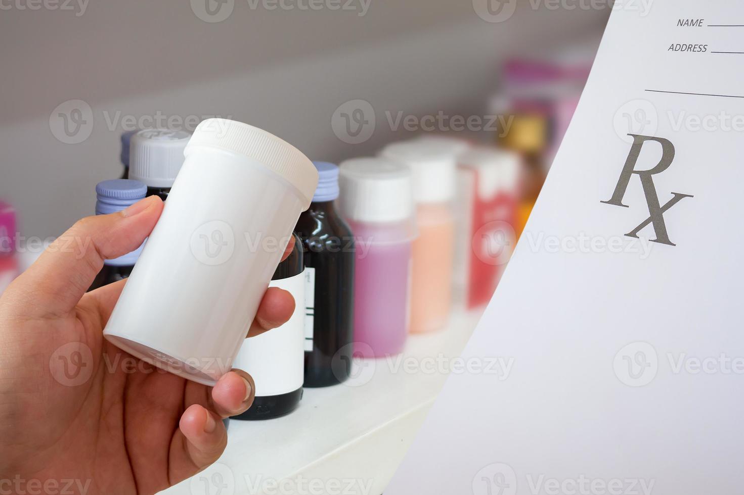 Farmacéutica con receta y botella de medicina en la farmacia. foto