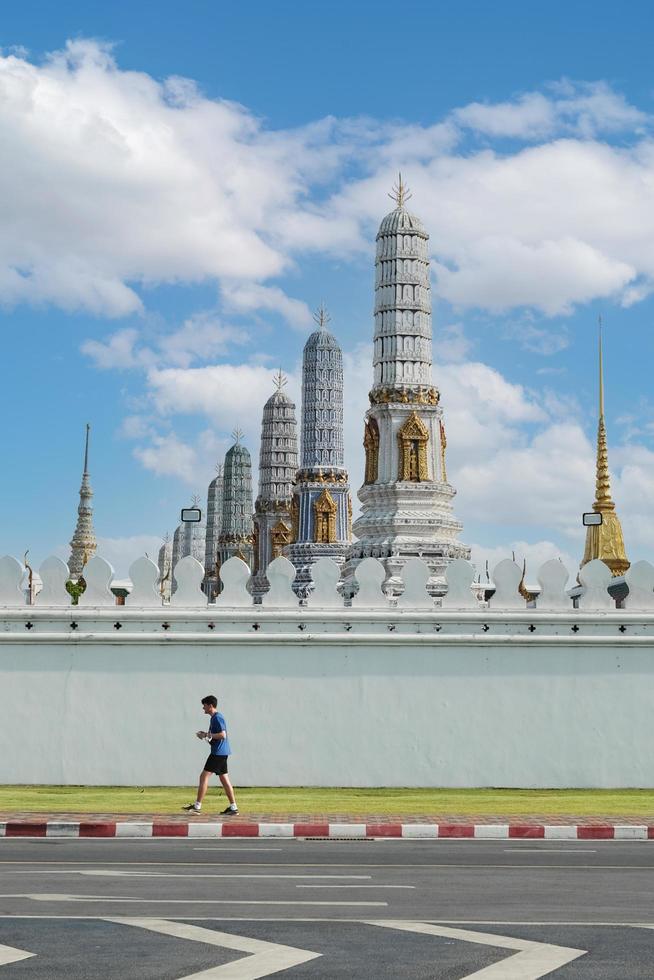 bangkok tailandia 13 de abril de 2022 fuera de wat phra kaew, el templo del buda esmeralda y el gran palacio. lujoso palacio real de bangkok. foto