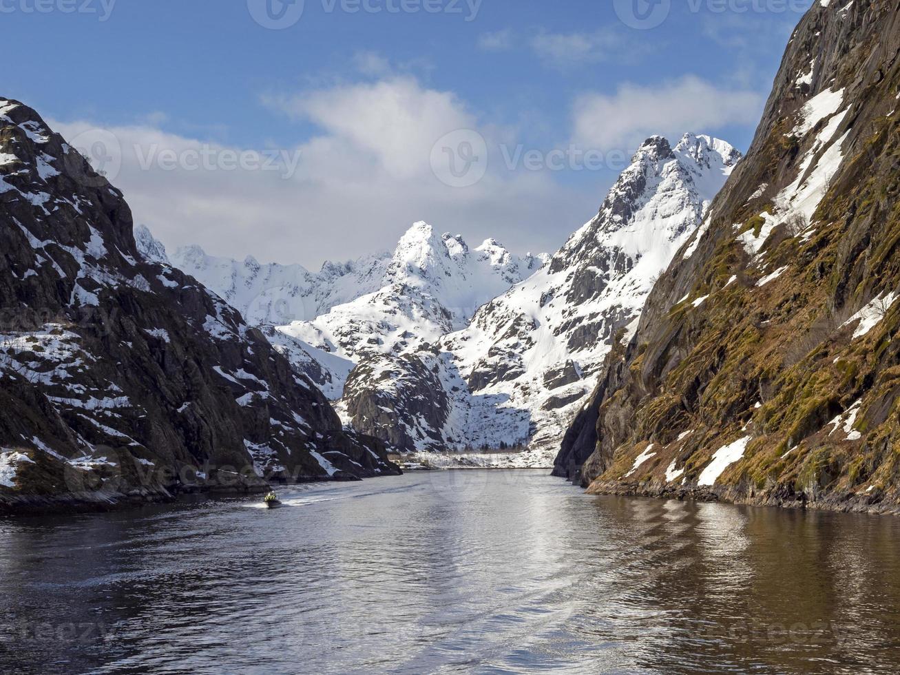 hermoso trolfjord en las islas lofoten, noruega foto