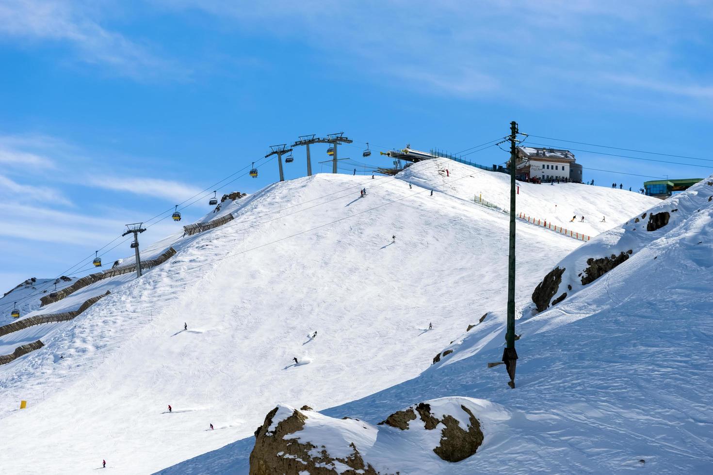 pordoi, italia, 2016. telesilla en los dolomitas en pordoi foto