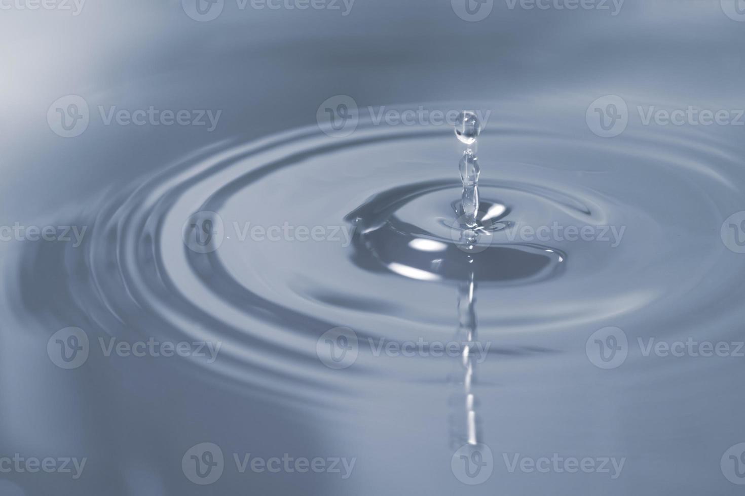 círculos en el agua de las gotas que caen. foto en tonos gris-azules.